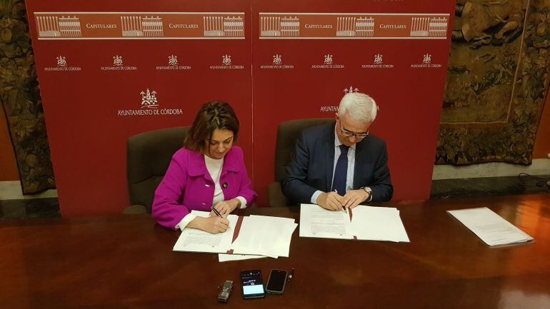 Isabel Ambrosio y Manuel Jiménez Barrios, durante la firma.