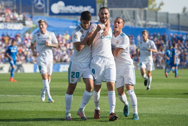 Benzema celebra con Asensio y Lucas su gol al Getafe