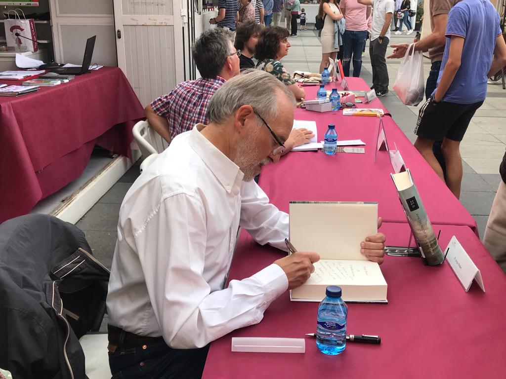 Jorge Molist, firmando uno de sus ejemplares de &quot;El latido del mar&quot;