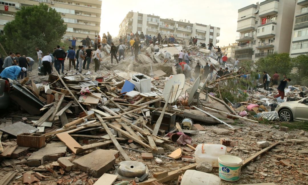 Los escombros del terremoto en la ciudad turca Esmirna.