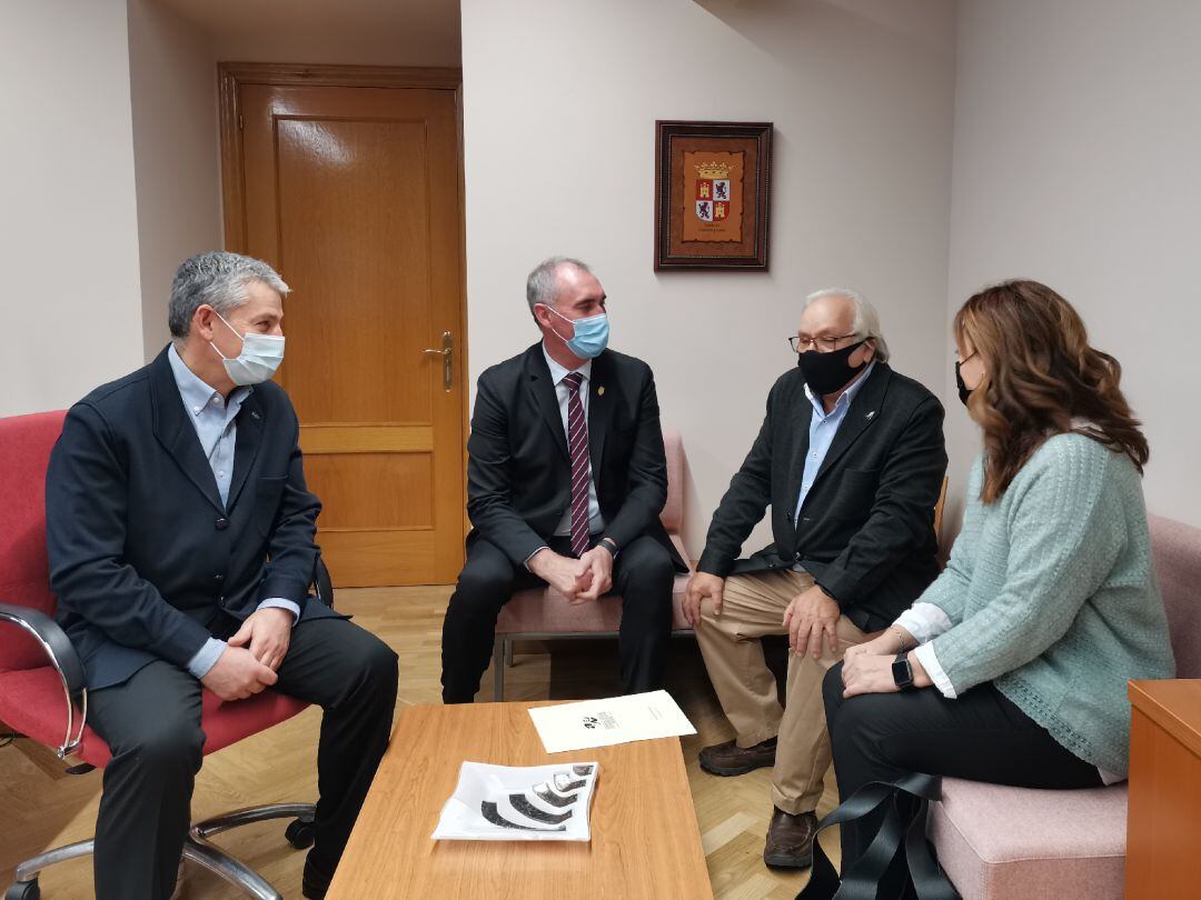 El delegado territorial de la Junta de Castilla y León, José Mazarías, con el nuevo presidente, Julián Sancho, acompañado por los directivos Mayte Mañas y Juan Carlos de Miguel, de la Federación Provincial de Asociaciones de Vecinos