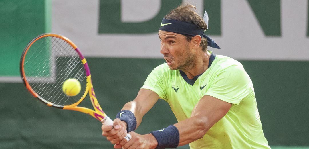 Rafa Nadal golpea la pelota durante el partido ante Gasquet