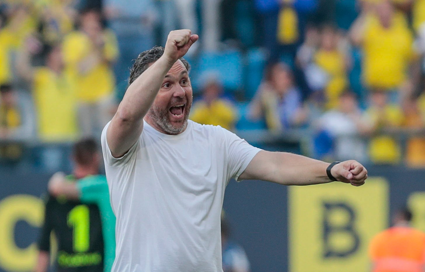 CÁDIZ, 07/05/2022.- El entrenador del Cádiz CF Sergio González celebra la victoria ante el Elche, tras el partido de la jornada 35 de Liga en Primera División que enfrentó al Cádiz CF y el Elche CF en el Estadio Nuevo Mirandilla, en Cádiz. EFE/Román Ríos.
