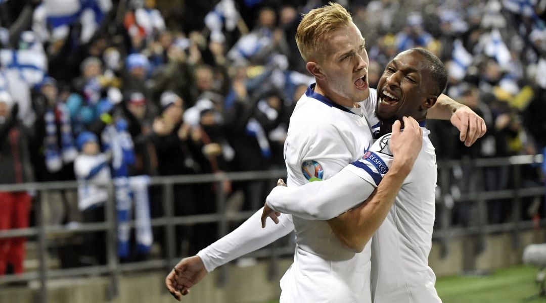 Los jugadores de Finlandia celebran el primer gol a Azerbaiyán