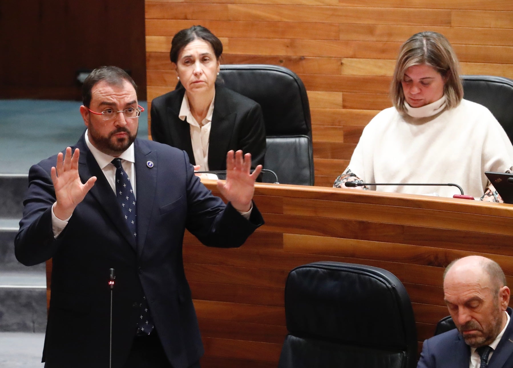 Adrián Barbón durante el turno de Preguntas al Presidente