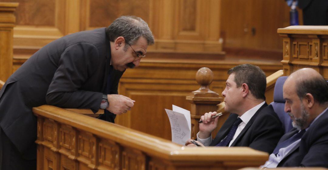 El presidente de la Junta, Emiliano García-Page, el vicepresidente José Luis Martínez Guijarro, y el consejero de Sanidad, Jesús Fernández, han sido los únicos miembros del gobierno regional en estar presentes en la sesión plenaria