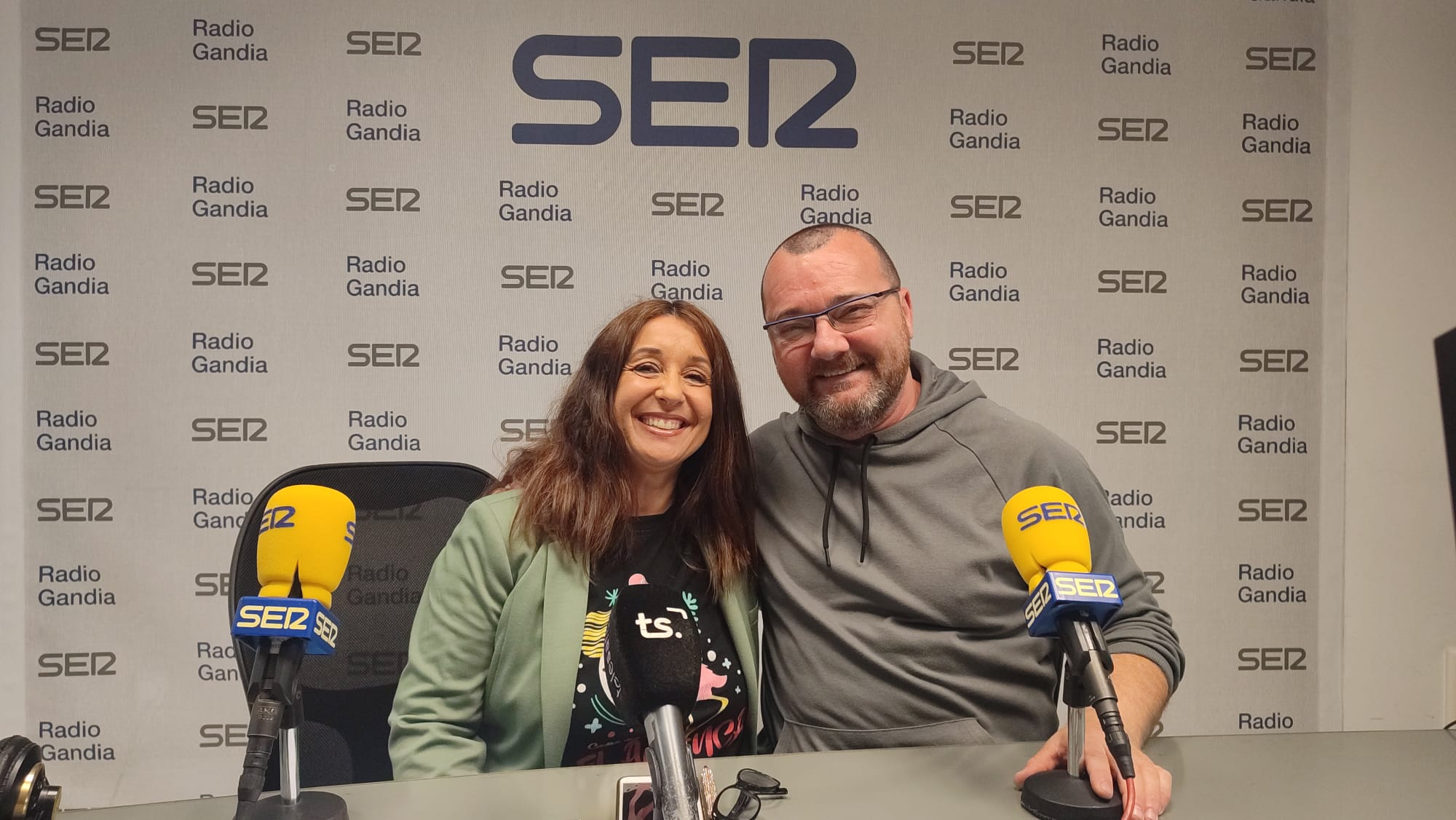 Mayka Castro psicóloga junto al periodista Daniel Ardid en el programa Hoy por Hoy Gandia.