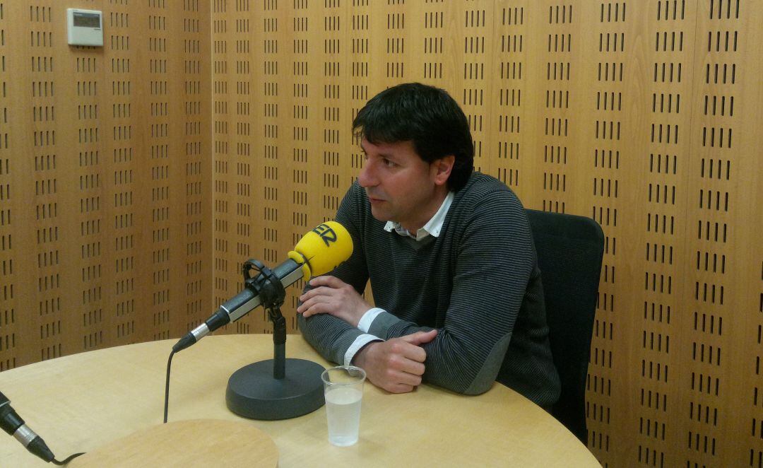 El alcalde de Rentería, Julen Mendoza, en los estudios de Radio San Sebastián. 