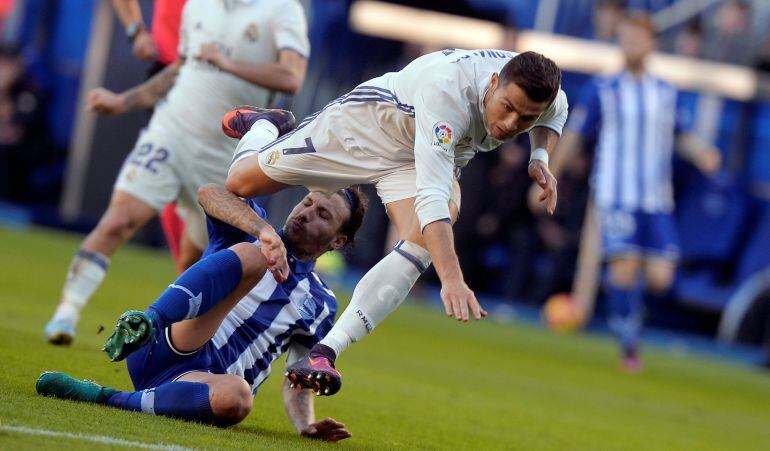 Alexis disputa la posesión con Cristiano Ronaldo