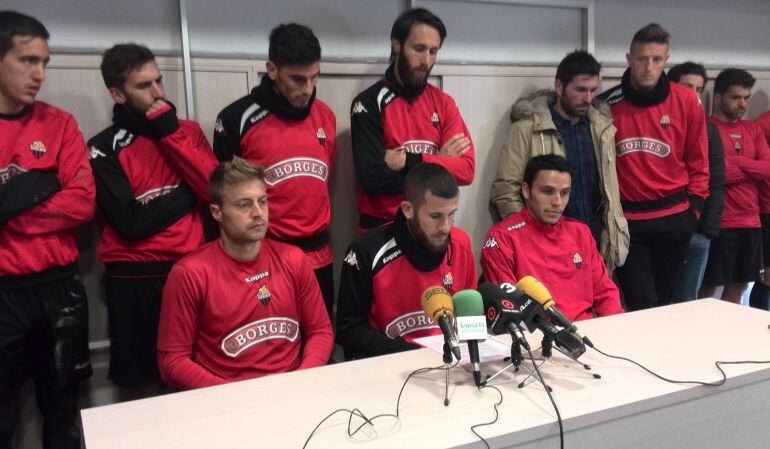 Els tres capitans (d'esquerra a dreta) Jesús Olmo, Alex Colorado i Ramón Folch, acompanyats de tots els companys d'equip.