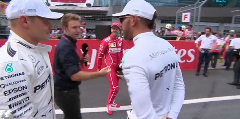 El momento en el que el periodista le pide a Hamilton que salude a Vettel