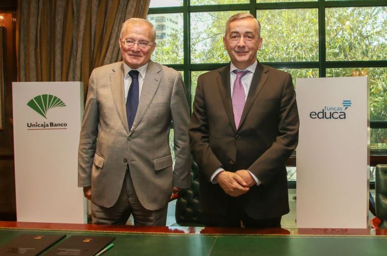 El  Presidente  de  Unicaja  Banco,  Manuel Azuaga, junto al Director General de Funcas, Carlos Ocaña