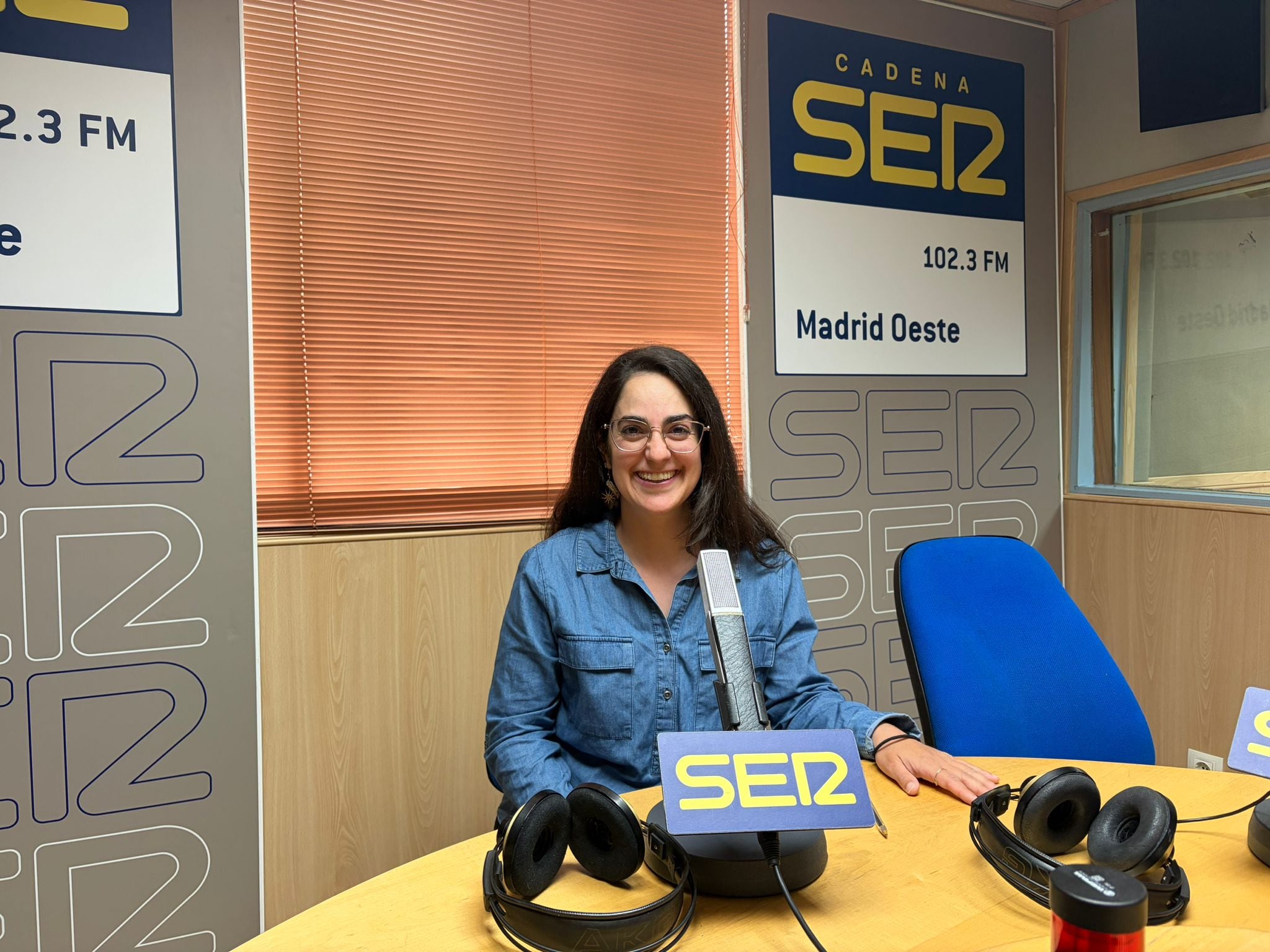 La profesora de turismo de la Escuela Simone Ortega de Móstoles, Almudena, en los estudios de Ser Madrid Oeste.