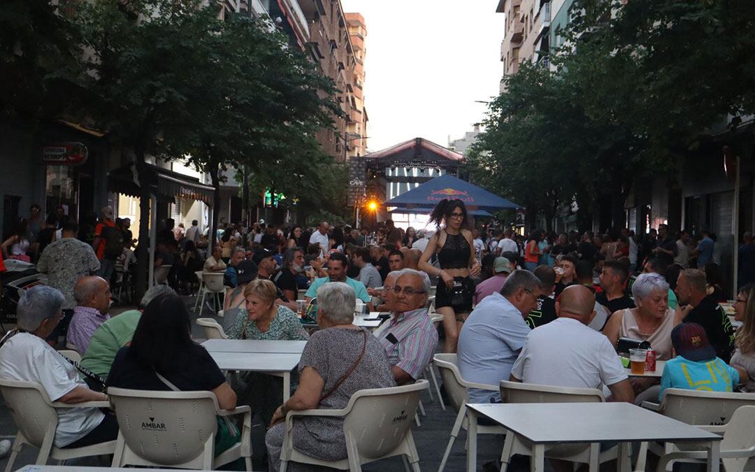 Ambiente de las calles de Alcañiz (Teruel) durante la celebración de MotoGP en Motorland