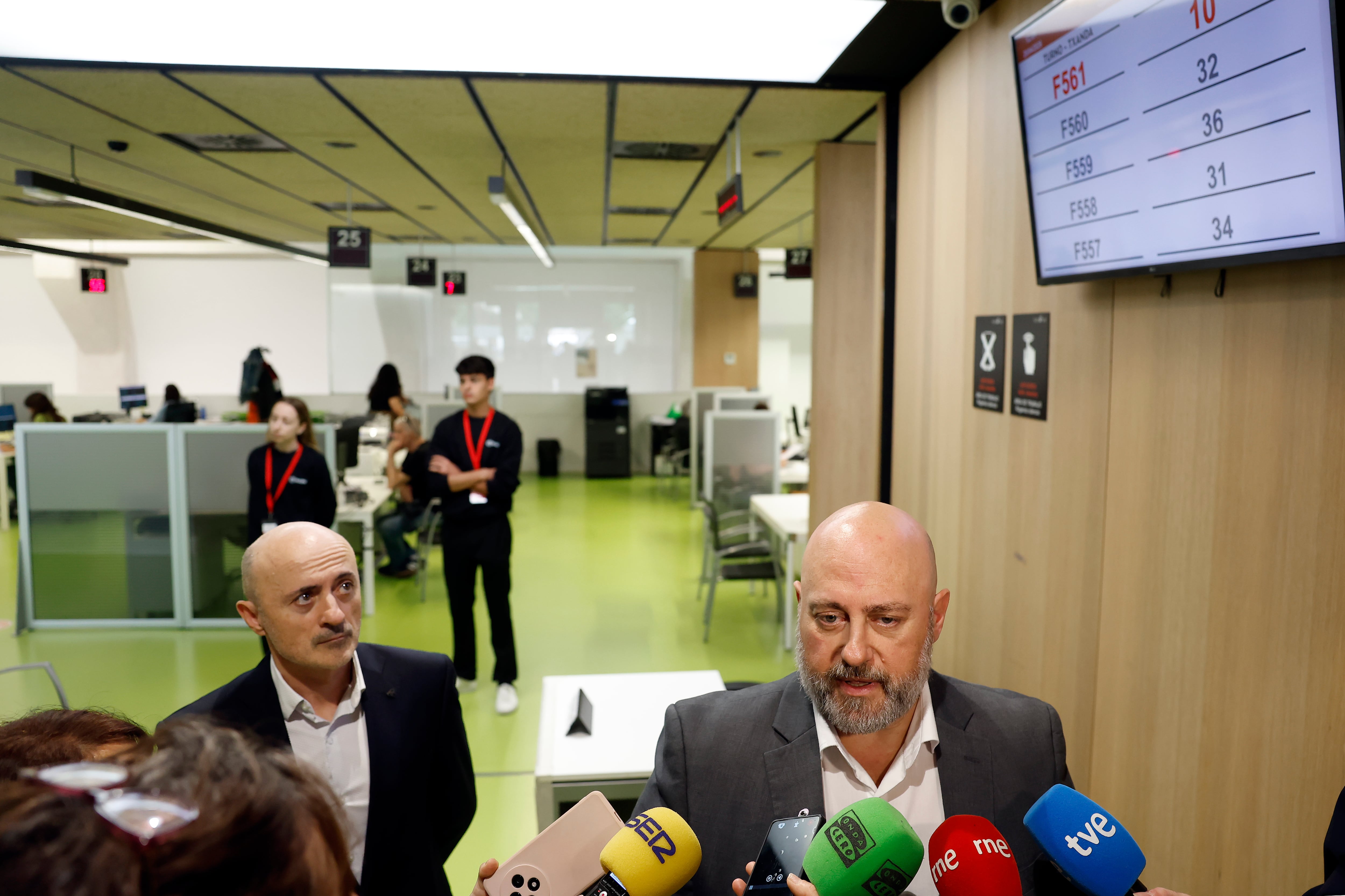 El consejero de Economía y Hacienda, José Luis Arasti, visita la Oficina de Atención al Contribuyente tras la primera semana de atención presencial por la Campaña de Renta y Patrimonio 2025. 