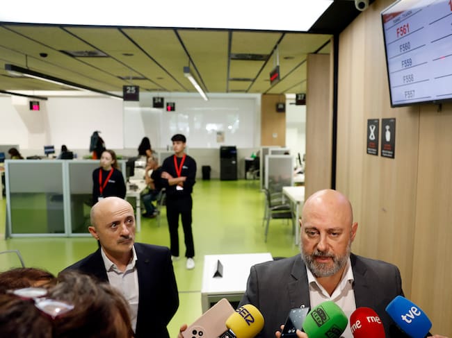 El consejero de Economía y Hacienda, José Luis Arasti, visita la Oficina de Atención al Contribuyente tras la primera semana de atención presencial por la Campaña de Renta y Patrimonio 2025.