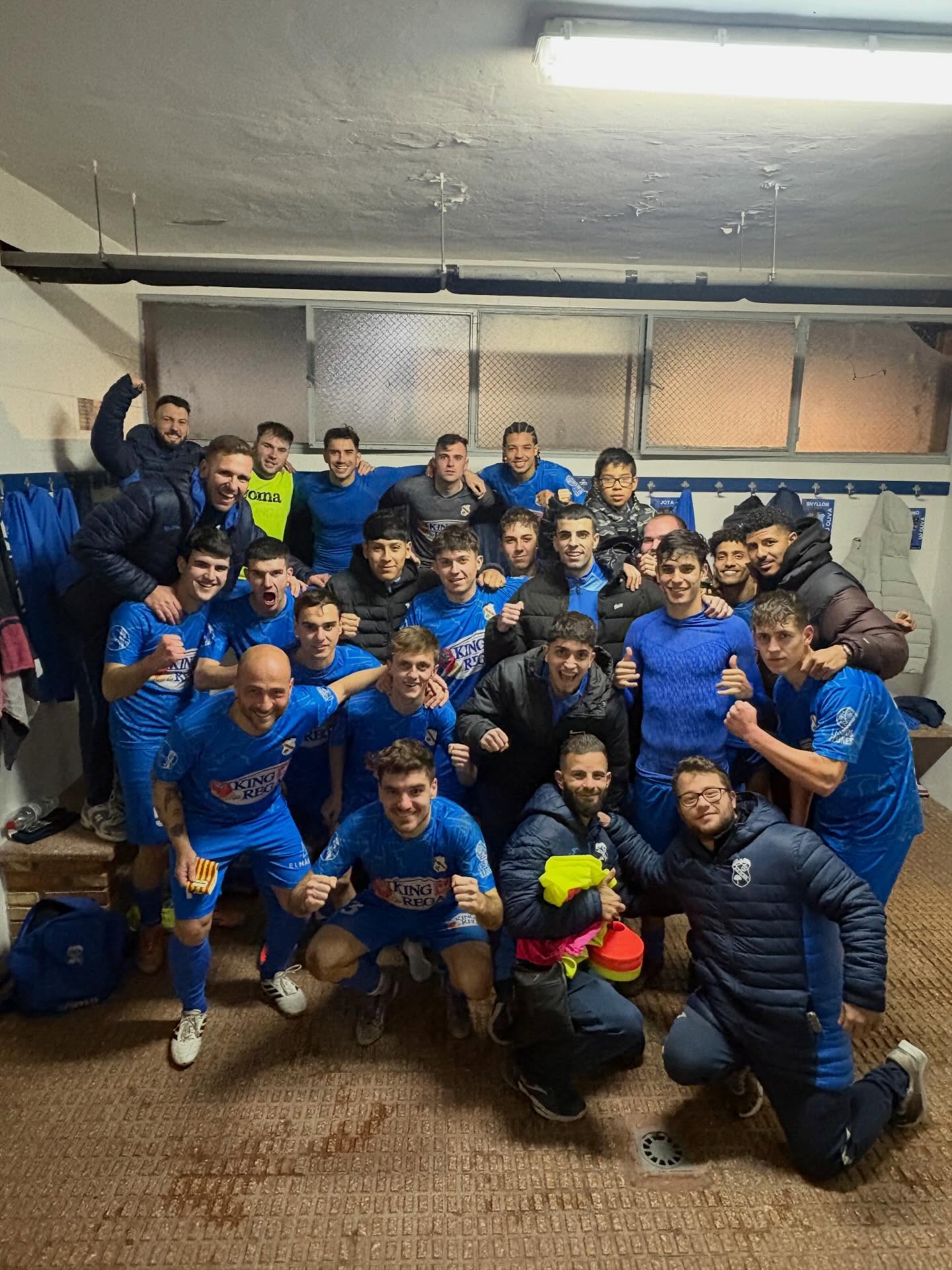 El equipo de la UE Oliva celebrando la victoria frente al Ròtova.