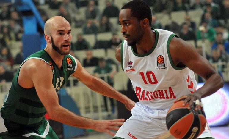 Beaubois, que no estuvo acertado en la última jugada, trata de penetrar ante la defensa de Calathes.