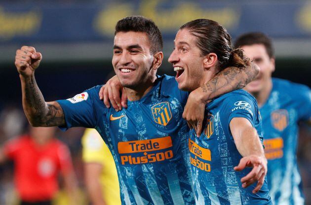 Filipe Luis celebra el primer tanto del partido en La Cerámica junto a Correa