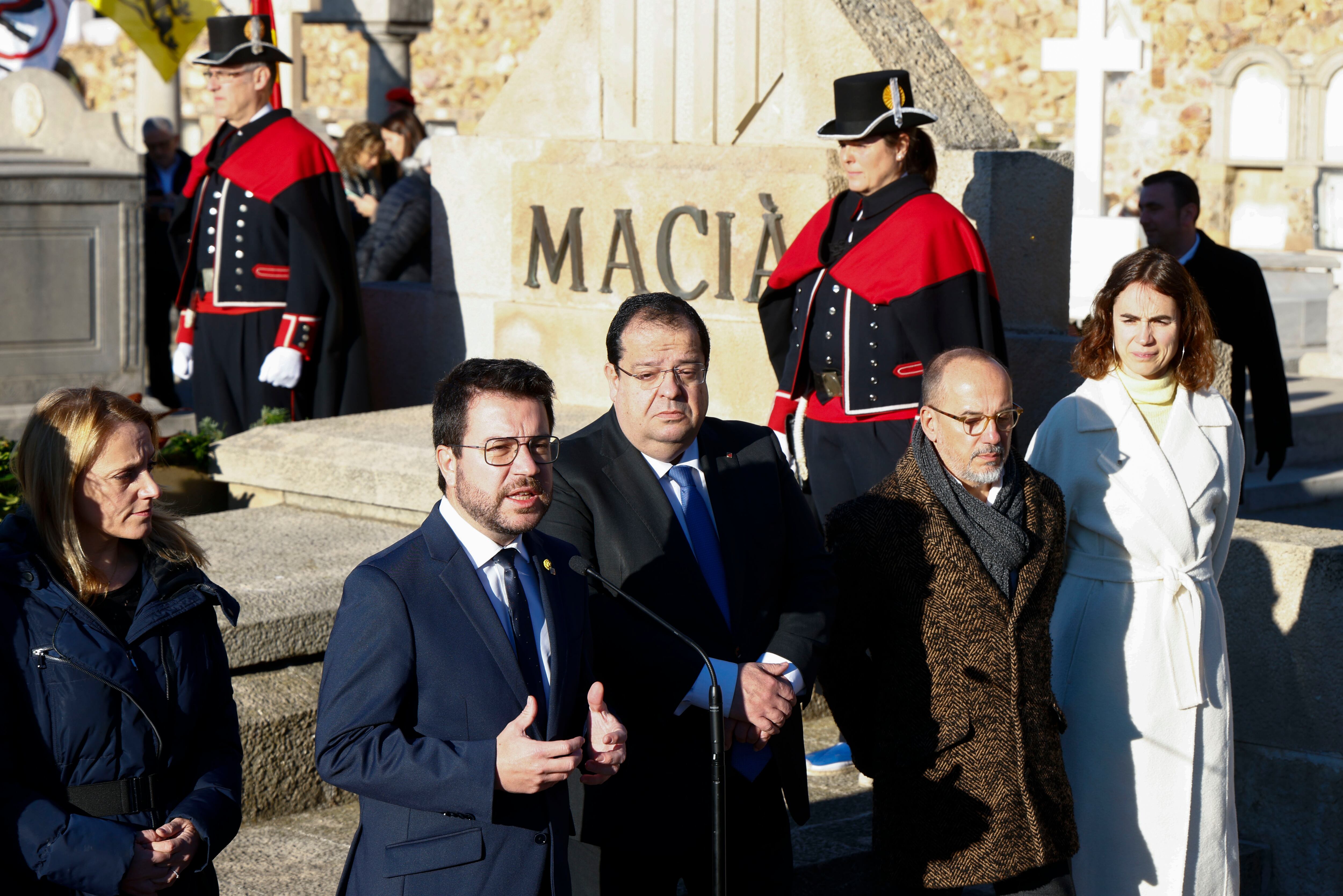 BARCELONA, 25/12/2023.- El presidente de la Generalitat, Pere Aragonès (2i), acompañado de los consellers de Interior, Joan Ignasi Elena (3d), Asuntos Sociales,Carles Campuzano (2d), Economía, Natalia Mas (I) y Justicia,Gemma Ubasart (d)atiende a los medios tras encabezar la ofrenda floral del Govern a la tumba del expresidente catalán Francesc Macià, con motivo del 90 aniversario de su fallecimiento. EFE/ Quique García
