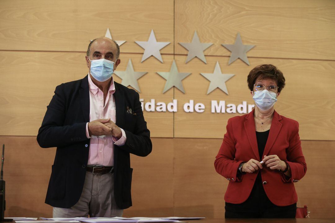 El viceconsejero de Salud Pública y Plan COVID-19 de la Comunidad de Madrid, Antonio Zapatero; y la directora general de Salud Pública, Elena Andradas, a su llegada a una rueda de prensa sobre la situación epidemiológica y asistencia en Madrid.