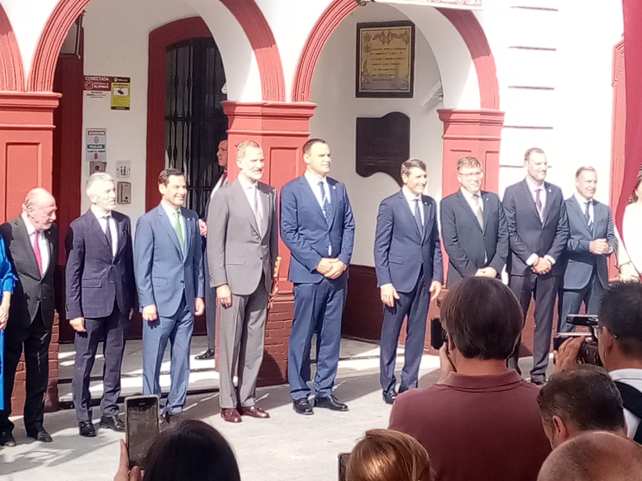 Felipe VI a las puertas del Ayuntamiento de Lebrija