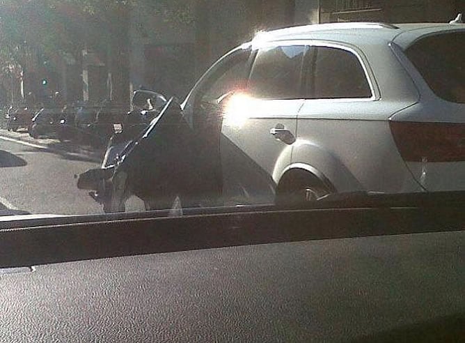 Coche de Piqué después del percance con el autobús