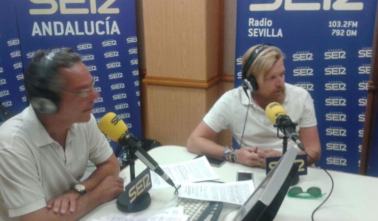 Daniel del Toro, junto a Salomón Hachuel, en el estudio de Hoy por Hoy Sevilla