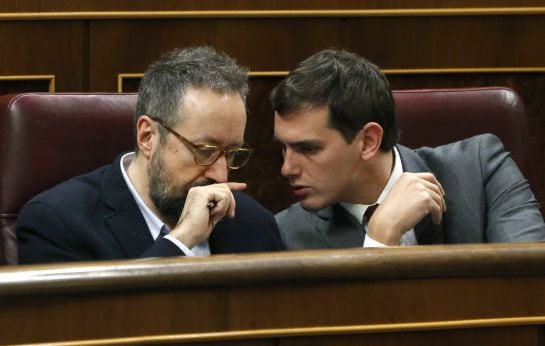 GRA306. MADRID, 01/03/2016.- El líder de Ciudadanos, Albert Rivera (d) junto al portavoz parlamentario, Juan Carlos Girauta, durante la primera jornada de la sesión de investidura del secretario general del PSOE, Pedro Sánchez, esta tarde en el Congreso d