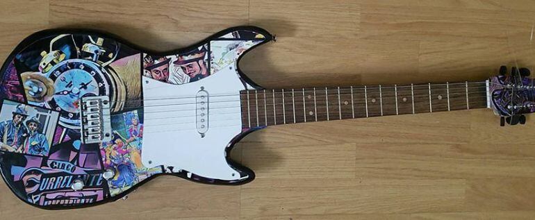 Resultado de la guitarra eléctrica realizada por Pablo Eco Luthier a partir de un palé de madera y una tabla de cortar