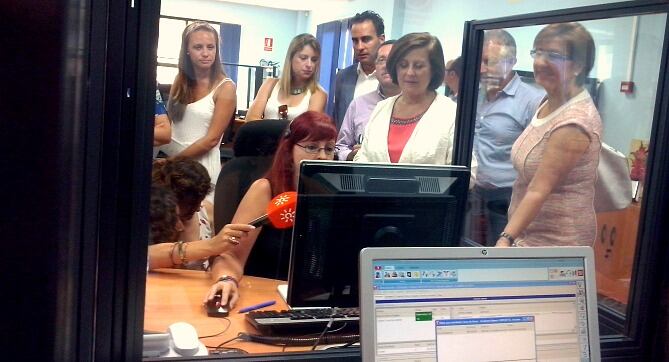 La Consejera de Salud y Políticas Sociales, María José Sánchez Rubio visitando la sede de teleasistencia en Málaga