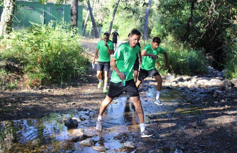Caballero con sus compañeros. 