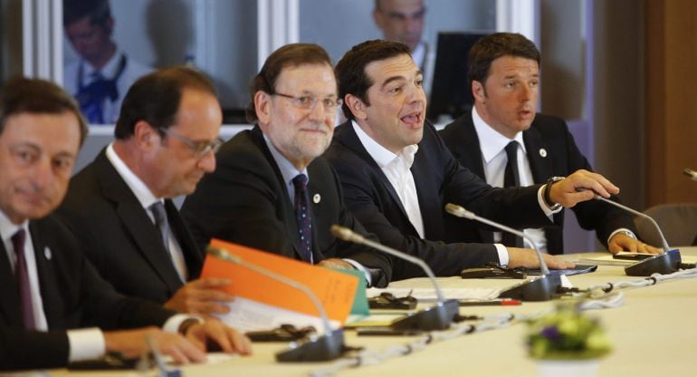 El presidente del Banco Central Europeo (BCE), Mario Draghi, el presidente francés, François Hollande, el presidente español, Mariano Rajoy, el primer ministro griego, Alexis Tsipras, y el primer ministro italiano, Matteo Renzi, asisten a la cumbre de jef