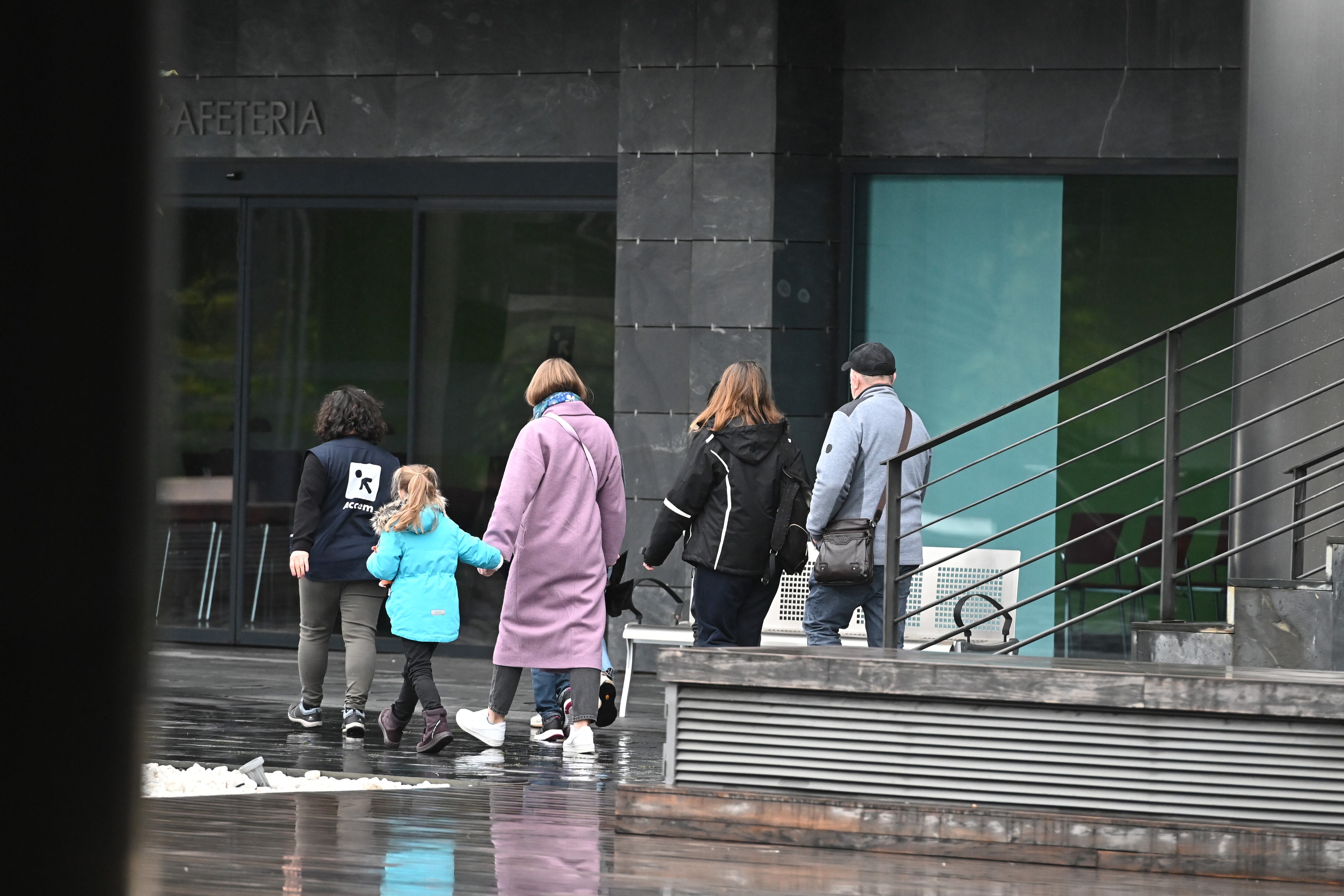 Varias personas a su llegada al Centro de Atención, Recogida y Derivación de Refugiados Ucranianos instalado en Pozuelo de Alarcón, Madrid