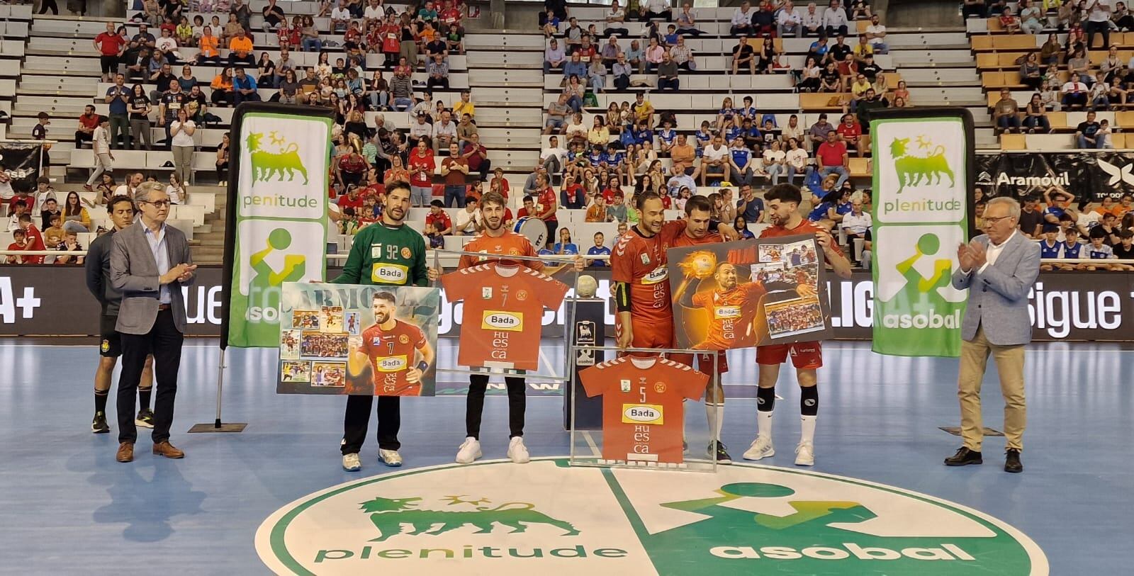 Dijá y Carmona recibieron un homenaje del Bada Huesca