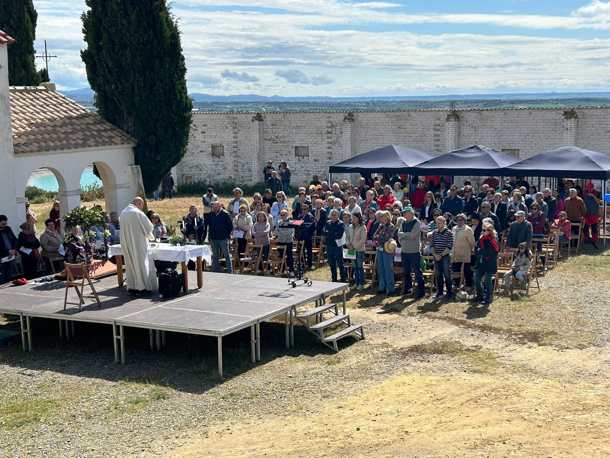 Celebración religiosa en la ermita de la Virgen del Romeral en Binéfar