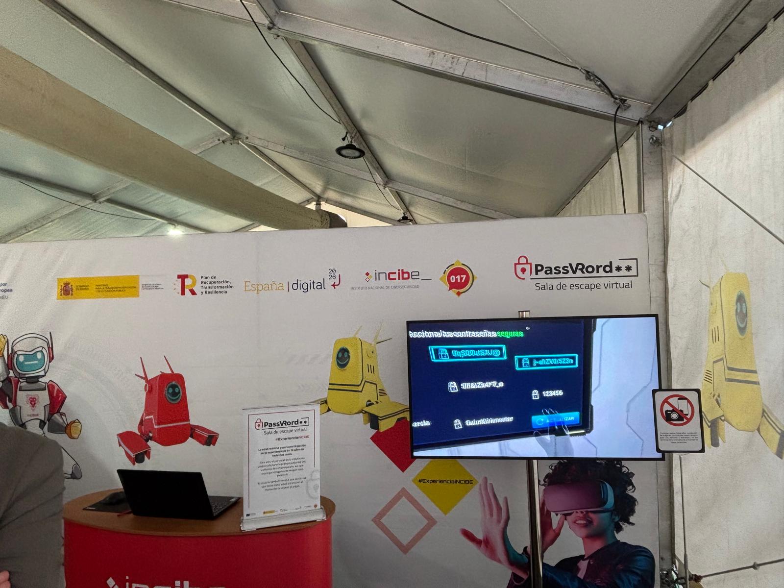 Interior de la carpa del INCIBE en Huesca