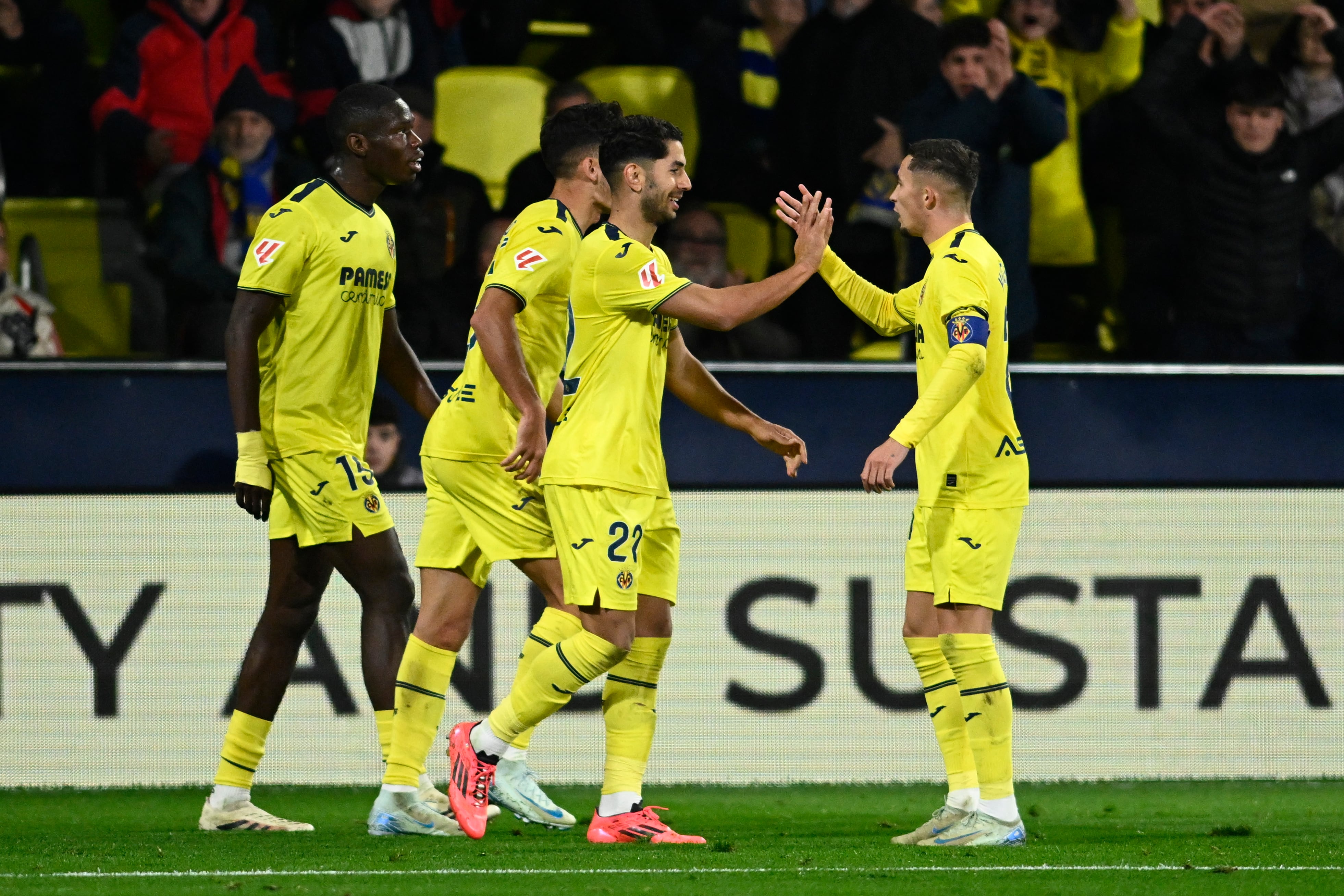 VILLARREAL (CASTELLÓN), 18/12/2024.- El delantero del Villarreal Ayozé Pérez (2-d) celebra con sus compañeros tras marcar ante el Rayo, durante el partido de LaLiga que Villarreal CF y Rayo Vallecano disputan este miércoles en el estadio de La Cerámica. EFE/Andreu Esteban
