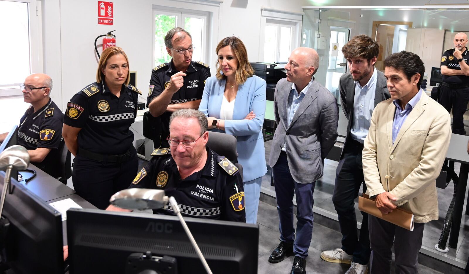 María José Catalá visita la sede de la Policía Local