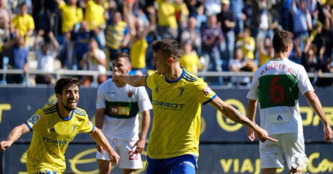 Los jugadores del Cádiz celebran uno de sus goles al Elche 