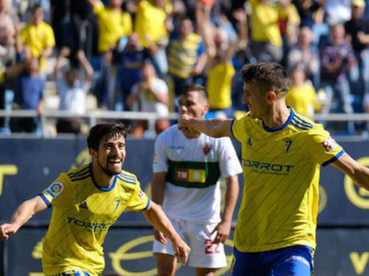 El Cádiz golea 5-1 a un Elche C.F. que se hundió en la segunda parte