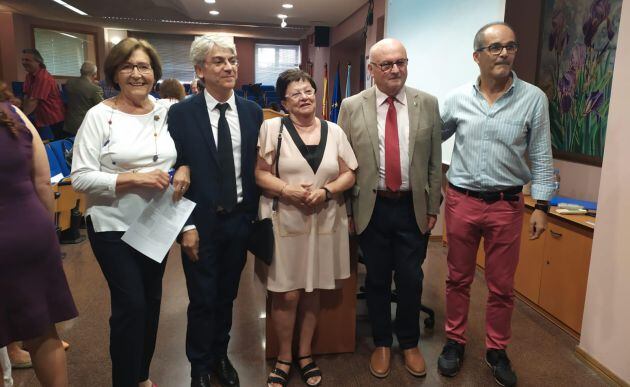 Rosa Mª Iglesias, en el centro, minutos antes de impartir su última clase como catedrática de filología latina en la UMU, tras casi 50 años como docente.