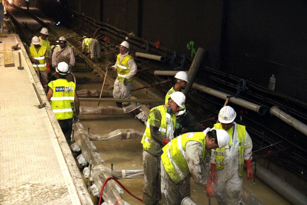 Imatge dels operaris realitzant els treballs a la via