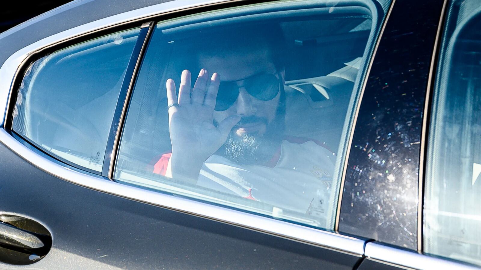 Turki Al-Sheikh saluda en una de sus visitas al Estadio de los Juegos Mediterráneos.