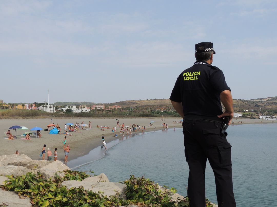 Un agente en la playa de Torreguadiaro.