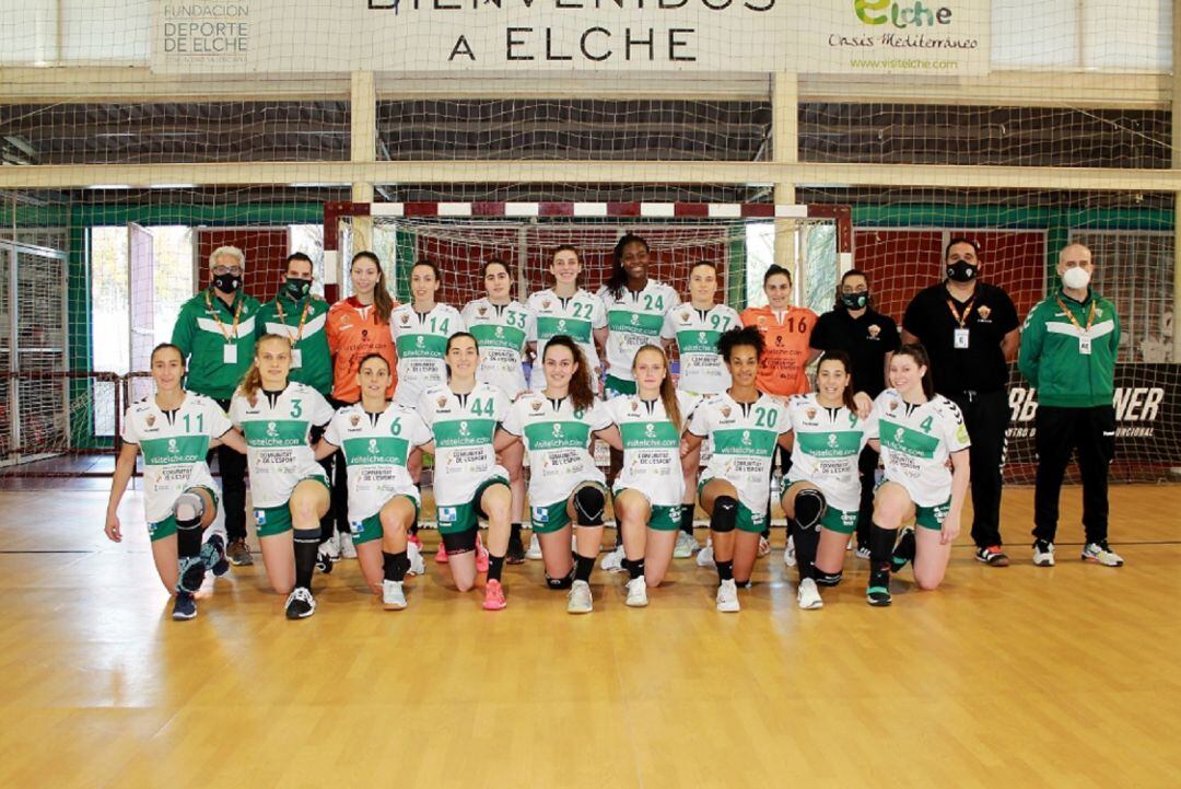 Jugadoras y cuerpo técnico del Club Balonmano Elche