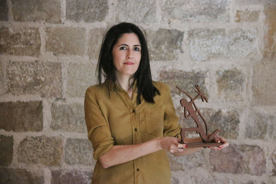 Pla mitjà de l&#039;escriptora Raquel Taranilla con el galardón que la acredita como ganadora del 62º Premio Biblioteca Breve por &#039;Noche y océano&#039;