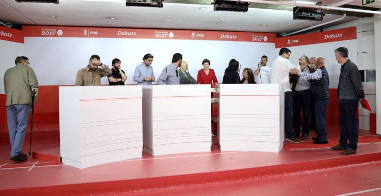 Fotografía facilitada por el PSOE de los preparativos del debate.