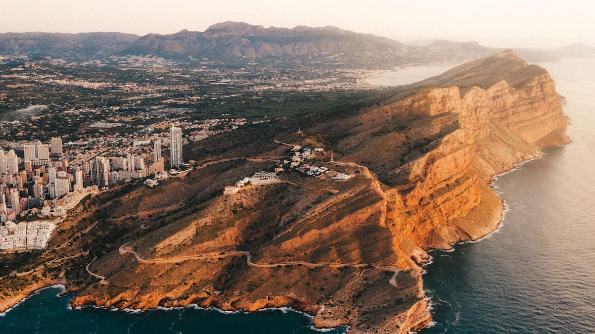 La Columna de Carlos Arcaya: «Las arcas de Benidorm se asoman al precipicio de la Serra Gelada»
