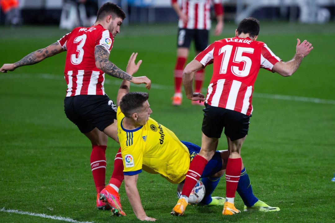 Núñez y Lekue en una acción contra el Cádiz de la temporada pasada